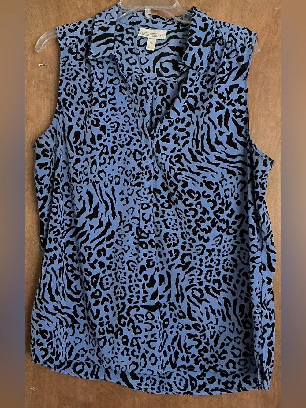 DANA BUCHMAN Women SZ XL Sleeveless Pretty Blue Animal Print Blouse Stretch